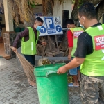 Para pelanggar saat menyapu Halaman Kantor Kecamatan Krian.