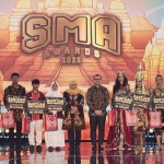 Gubernur Jatim, Khofifah Indar Parawansa, bersama Kadindik Jatim, Aries Agung Paewai, bersama peserta SMA Award 2025. Foto: Devi Fitri Afriyanti/Bangsaonline.