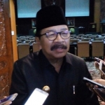 Pakde Karwo saat memberikan keterangan persnya. Foto: DIDI ROSADI/BANGSAONLINE