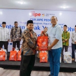 Direktur HR dan Logistik PT BKMS, Agung Guritno, saat penyerahan paket sembako. Foto: Ist