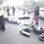 Kedua jenazah korban laka adu moncong yang terkapar di jalan sebelum dievakuasi petugas.