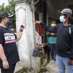 Bupati Kediri Hanindhito Himawan Pramana (kiri) saat berbincang dengan Abdul Tholib, pemilik akun tiktok @menjengkimhoa3. foto: ist.