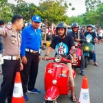 Kasat lantas Polresta Kediri A. Rizky saat memberikan arahan kepada salah satu scooterist dalam ujian praktek SIM C. foto: ARIF KURNIAWAN/ BANGSAONLINE