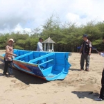 Salah satu perahu nelayan yang pecah dan tak bisa difungsikan lagi. foto: ist