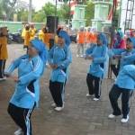 Para peserta senam perwosi di halaman kantor kecamatan Senori. foto: suwandi/ BANGSAONLINE