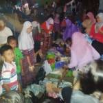 Warga menggelar Barik