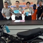 Tersangka bersama barang bukti saat dirilis di Mapolres Batu.