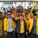 SEMANGAT: Pengurus DPD Partai Golkar Sidoarjo saat mendaftarkan bacaleg ke KPU setempat, Minggu (14/5/2023). foto: MUSTAIN/ BANGSAONLINE