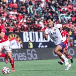 Striker muda Persik Kediri, Wigi Pratama, saat bertanding.
