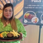 Owner ER Steak House, Esti membawa menu andalannya.