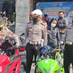 Dari kiri: Wakapolres Kediri Kota Kompol Teguh Santoso, Kasat Lantas AKP Arpan, Kasubbag Humas AKP Ni Ketut Suarningsih, dan Kanit Dikyasa Satlantas Polres Kediri Kota Ipda Isdiyat saat mengecek sepeda motor yang diamankan. foto: MUJI HARJITA/BANGSAONLINE