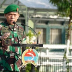 Kasi Ops Korem 084/BJ, Letkol Inf Carona Santoso, saat memberi arahan kepada prajurit usai Upacara Bendera Mingguan.