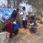 Warga Kembangan Regency  ketika memasang spanduk penghentian proyek pipa gas PJB. (foto: syuhud/BANGSAONLINE)