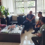 Kepala Kantor Imigrasi Malang Ramdhani (dua dari kanan) saat bertemu dengan Kepala BNN Kota Malang Kombes Pol. Raymundus Andhi Hedianto (kiri).