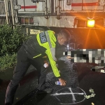 Evakuasi korban tewas akibat kecelakaan di Sidoarjo.