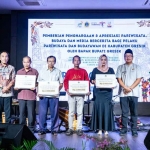 Wabup Asluchul Alif (kanan), didampingi Kepala Dinas Disparekrafbudpora Saifudin Ghozali (kiri), bersama insan pariwisata dan budaya yang menerima penghargaan. (Ist)