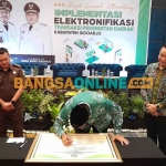 Bupati Sidoarjo, Ahmad Muhdlor Ali, saat menandatangani komitmen Implementasi Elektronifikasi Transaksi Pemerintah Daerah. Foto: MUSTAIN/BANGSAONLINE