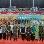 KSAD, Jenderal TNI Dudung Abdurachman, bersama Gubernur Jatim, Khofifah Indar Parawansa, dan para undangan saat menghadiri pengukuhan Bapak Bunda Asuh Anak Stunting. Foto: SYUHUD/BANGSAONLINE