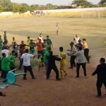 Pemain Persatu dan Persip saat terlibat perselisihan di lapangan.