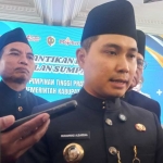 Bupati Mojokerto ketika memberi keterangan terkait prestasi atlet loncat indah kepada awak media. 