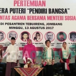 Meutia Farida Hatta Swasono (putri Bung Hatta) saat menyerahkan naskah seruan kebangsaan kepada Menteri Sosial (Mensos) RI, Khofifah Indar Parawansa di Aula Yusuf Hasyim Ponpes tebuireng Jombang, Minggu (13/8/2017). foto: ROMZA/ BANGSAONLINE