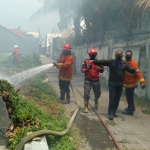 Petugas Damkar Kota Probolinggo saat meredam amukan si jago merah