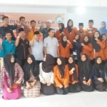 Foto bersama Komisioner KPU Divisi Parmas, Ketua PPK, Panwascam Kec. Galis dan sebagian peserta sosialisasi Pendidikan Pemilih Cerdas, Demokrasi Berkualitas.