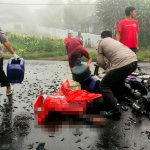 Petugas saat mengevakuasi korban laka di Desa Tegowangi. Tampak benih-benih ikan lele berserakan di jalanan TKP. foto: ist.