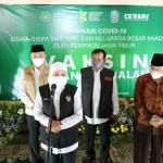 Gubernur Khofifah meminta bupati/wali kota, Dinas Kesehatan, dan Dinas Pendidikan kabupaten/Kota se-Jatim untuk bisa memaksimalkan vaksinasi terutama bagi siswa kelas 12 SMA/SMK/MA dan juga SLB.