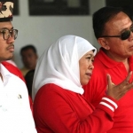 Gubernur Jawa Timur Khofifah Indar Parawansa didampingi Ketua PSSI Mohammad Iriawan dan Bupati Bangkalan R. Abdul Latif Imron Amin di Stadion Gelora Bangkalan dalam pembukaan Piala Gubernur 2020.