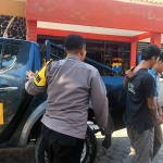 Polisi saat menggelandang pemuda dari Surabaya yang hendak mencuri motor di pondok pesantren.