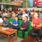 Kapolres AKBP Wahyu S. Bintoro bersama masyarakat saat nobar laga perempat final piala dunia.