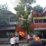 Api dengan cepat menjalar ke beberapa bagian bangunan rumah makan Ramayana.
