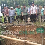 Wabup Tuban Noor Nahar Husein saat meninjau jembatan.