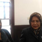 Fransisca Rahayu B, Wakil Ketua DPRD Kota Malang bersama Yono warga dari Kelurahan Polehan saat diwawancarai wartawan di depan ruang Komisi A, Senin (10/12). foto: IWAN/ BANGSAONLINE