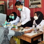 Petugas pelayanan kesehatan Lapas Sidoarjo saat melakukan medical chackup kepada para keluarga WBP di ruangan Pelayanan Terpadu Lapas Sidoarjo, Kamis (16/3/2023)