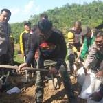 Kapolresta Kediri AKBP Anthon Haryadi bersma ketua KTK saat kerja bakti di Lereng Gunung Wilis, Kediri. foto: ARIF K/ BANGSAONLINE