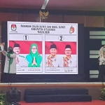 Dua paslon bupati dan wakil bupati Situbondo saat pemperlihatkan hasil pengundian nomor urut. 