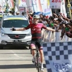 Benjamin Dyball saat melenggang sendirian di garis finish etape 4 Paltuding Ijen.