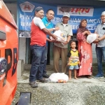 ?Sekretaris KWG M Syuhud Almanfaluty (kanan) bersama Ketua HPN KWG 2018 M Masduki, saat menyerahkan sembako kepada korban banjir di Desa Iker-iker, Kecamatan Cerme, Jumat (19/1). Foto: SYUHUD A/BANGSAONLINE