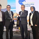 Menteri ESDM, Arifin Tasrif (kedua dari kanan) menyerahkan penghargaan Award of Excellence in Energy Management kepada Direktur Utama PT Semen Tonasa, Asruddin (ketiga dari kanan) pada ajang the 2023 CEM’s Energy Management Leadership Awards di India. Foto: ist