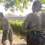 Sejumlah warga istirahat saat aksi long march di jalan Raya Porong. Mereka menagih janji pemerintah terkait ganti rugi dampak lumpur lapindo.