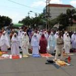 Buruh Jamu Nyonya Meneer menggelar salat Dzuhur di badan Jalan Raden Patah, Semarang. Hingga siang tadi mereka masih menggelar demo dengan mendirikan tenda di depan pabrik mereka bekerja.