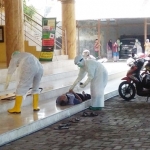 Gunakan APD lengkap, tim medis evakuasi warga Kraton Bangkalan yang meninggal di teras Masjid Senenan.