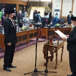 Ketua DPRD Gresik Moch. Abdul Qodir saat mengambil sumpah janji Akhmad Ubaidi sebagai anggota DPRD Gresik periode 2014-2019 PAW. foto: SYUHUD/BANGSAONLINE