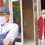 Anggota DPR RI Hasan Aminuddin (jaket putih) dan Bupati Probolinggo Hj. Puput Tantriana Sari (jaket merah) saat tiba di Polda Jatim.