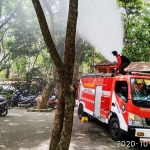 Penyemprotan disinfektan di Hutan Kota Trenggalek. foto: HERMAN/ BANGSAONLINE