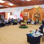 Gubernur Jatim Khofifah Indar Parawansa saat menerima perwakilan PGRI dan Musyawarah Kerja Kepala Sekolah (MKKS) SMA, SMK, dan SLB se-Jatim di Gedung Negara Grahadi Surabaya, Minggu (16/5).