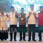 Para paslon foto bersama usai debat. foto: BANGSAONLINE