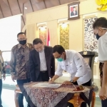 Penandatanganan Prasasti oleh Bupati Pamekasan. (foto: ist).